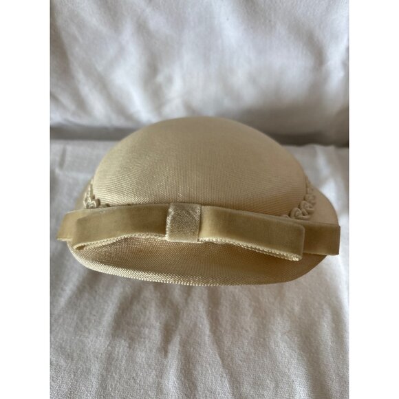 Vintage 1950s Beige Womens Pillbox Hat With Bow & Trimmed Edge Detail - Picture 9 of 12